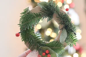 A Simple & Sweet Mini Wreath Craft for Kids This Christmas